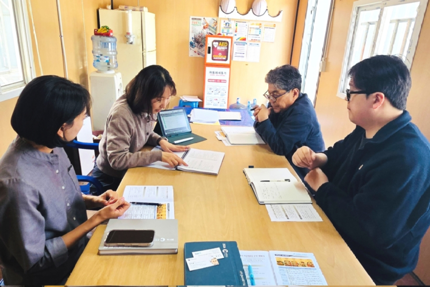 국립산림과학원 양지윤 박사가 춘천시 목공체험장 현장을 방문하여 목재교육 관리운영방안에 대하여 논의하고 있다-01-01.jpg