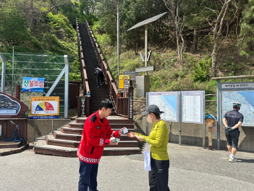 산불예방에 대해 홍보하는 산림청직원(1).jpg