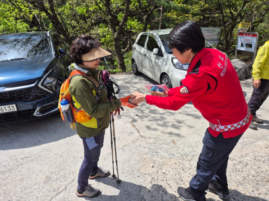 산불예방에 대해 홍보하는 산림청직원(2).jpg
