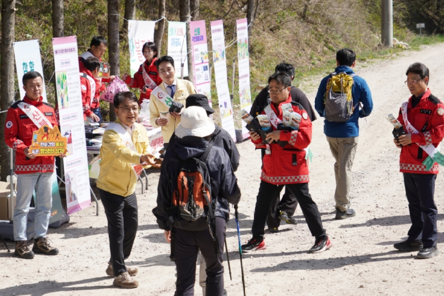 사진2.박은식 산림청장(오른쪽 첫번째)과 김광용 행정안전부 재난안전관리본부장(왼쪽 앞 두번째)이 25일 강원도 평창군 선자령에서 산불 예방 현장 캠페인을 실시하고 있다.jpg