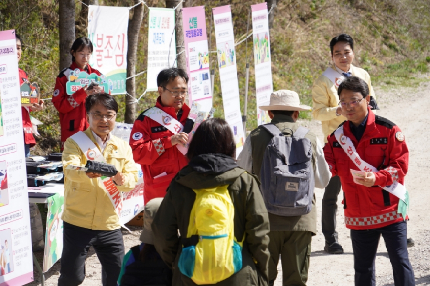 사진3.박은식 산림청장(오른쪽 첫번째)과 김광용 행정안전부 재난안전관리본부장(왼쪽 첫번째)이 25일 강원도 평창군 선자령에서 산불 예방 현장 캠페인을 실시하고 있다.jpg