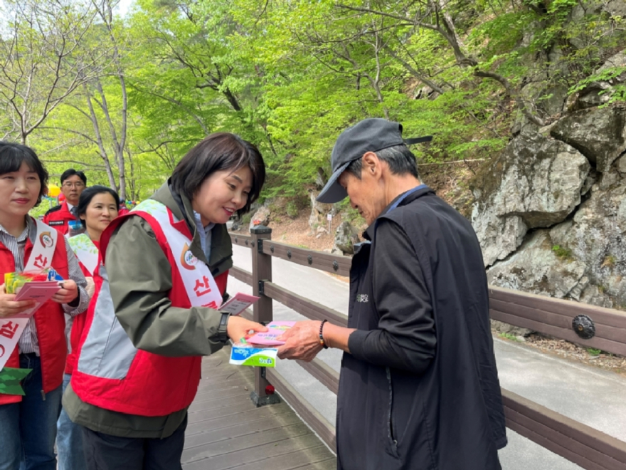 사진4.국립자연휴양림관리소 산불예방 캠페인(260424).jpg