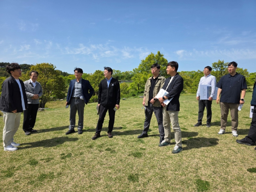 사진1.산림청 관계자와 산림휴양 디렉터가 대구 군위 일대 자연휴양림 지정 예정지에서 토론을 하고 있다.jpg