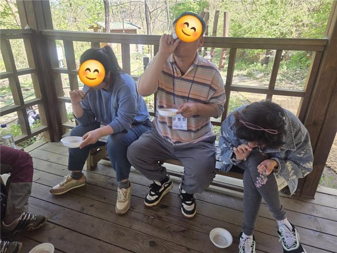 장애인들이 물관 체관 칡줄기 불기 체험을 즐기는 모습(사진제공 = 오남도시숲, 26. 4. 24).jpg