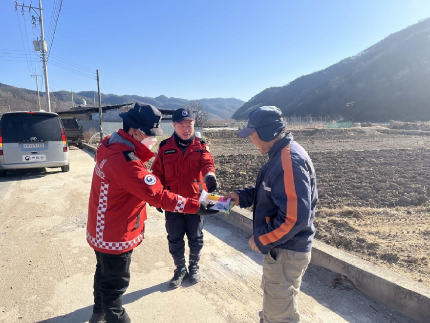 사진1.산림청 관계자가 산불 예방 홍보 활동을 하고 있다.jpg