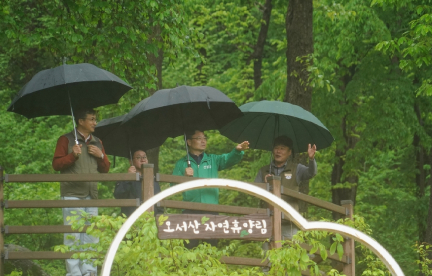 사진2.박은식 산림청장(가운데)이 3일 국립오서산자연휴양림에서 관계자의 설명을 들으며 시설 안전상태를 확인하고 있다..jpg