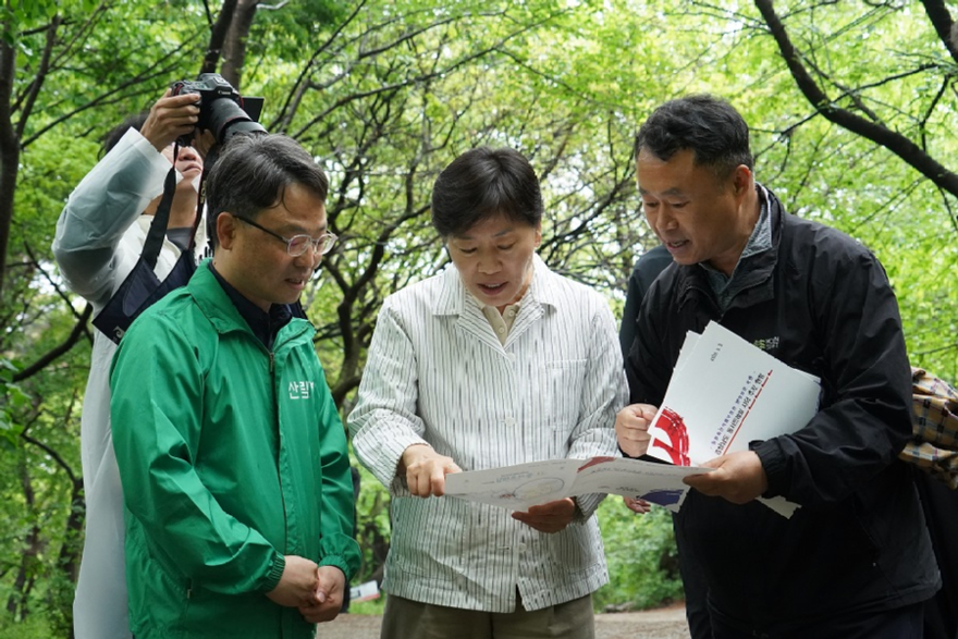 사진1.송미령 농림축산식품부 장관(가운데)과 박은식 산림청장(왼쪽)이 3일 동서트레일 추진현황을 점검하고 있다..jpg