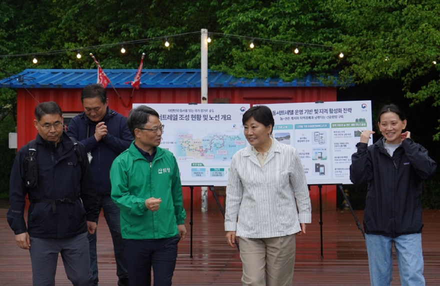 사진3.송미령 농림축산식품부 장관(오른쪽 두번째)과 박은식 산림청장(왼쪽 세번째)이 3일 동서트레일 추진현황을 점검하고 있다..jpg