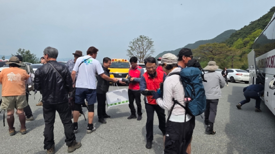 사진1.박은식 산림청장(가운데)이 2일 충청북도 괴산군 백두대간 이화령에서 산불예방을 위한 홍보활동을 하고있다..jpg