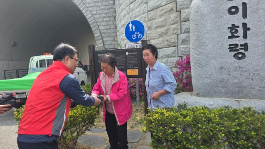 사진3.박은식 산림청장(왼쪽)이 2일 충청북도 괴산군 백두대간 이화령에서 산불예방을 위한 홍보활동을 하고있다..jpg
