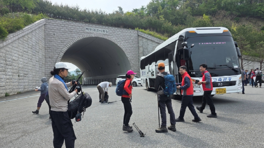 사진2.박은식 산림청장(오른쪽 두번째)이 2일 충청북도 괴산군 백두대간 이화령에서 산불예방 을 위한 홍보활동을 하고있다..jpg