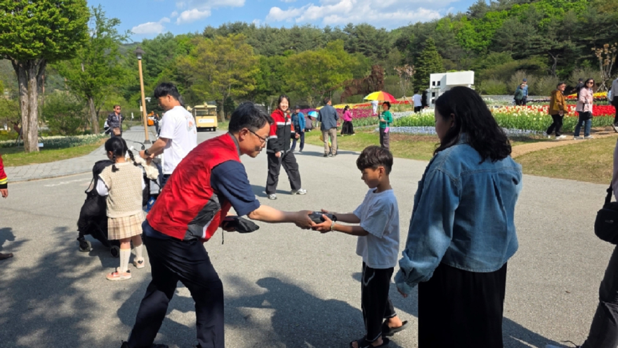 사진1.박은식 산림청장(왼쪽)이 1일 경상북도 봉화군 국립백두대간수목원에서 방문객들을 대상으로 산불 예방 캠페인을 펼치고 있다..jpg