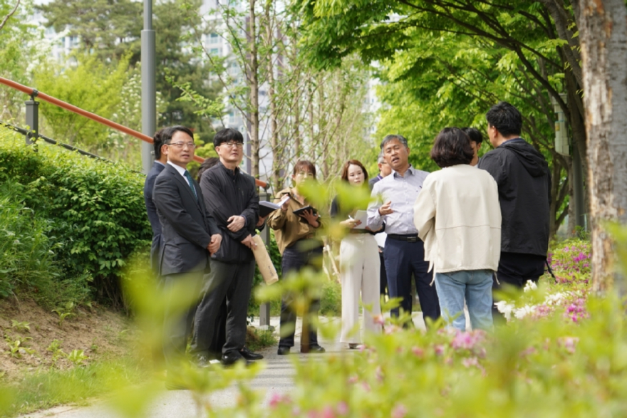 사진1.박은식 산림청장(왼쪽 앞줄 첫번째)이 30일 세종특별자치시 아름동 ‘기후대응 도시숲’에서 지방정부 관계자들과 함께 현장을 점검하고 있다.jpg