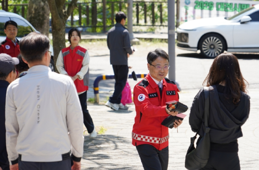 사진1.박은식 산림청장(가운데)이 4일 대전광역시 중구 보문산에서 등산객과 나들이객을 대상으로 산불 예방 캠페인을 펼치고 있다..jpg