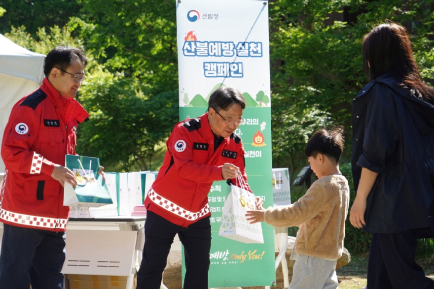사진1.박은식 산림청장(왼쪽 두번째)이 5일 어린이날 국립대전숲체원에서 가족단위 나들이객을 대상으로 산불예방 홍보활동을 하고있다..jpg