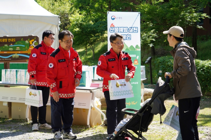 사진3.박은식 산림청장(왼쪽 세번째)이 5일 어린이날 국립대전숲체원에서 가족단위 나들이객을 대상으로 산불예방 홍보활동을 하고있다..jpg