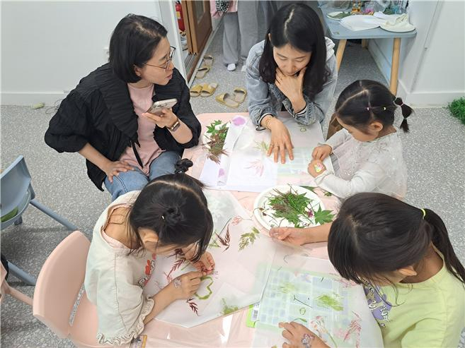 가족이 함께 손수건 자연물들이기에 참여하는 진지한 모습 ⓒ홍지영 시민기자.jpg