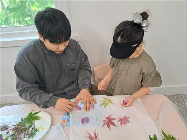 아빠와 함께 열심히 손수건 자연물들이기 작품을 만드는 모습 ⓒ홍지영 시민기자.jpg