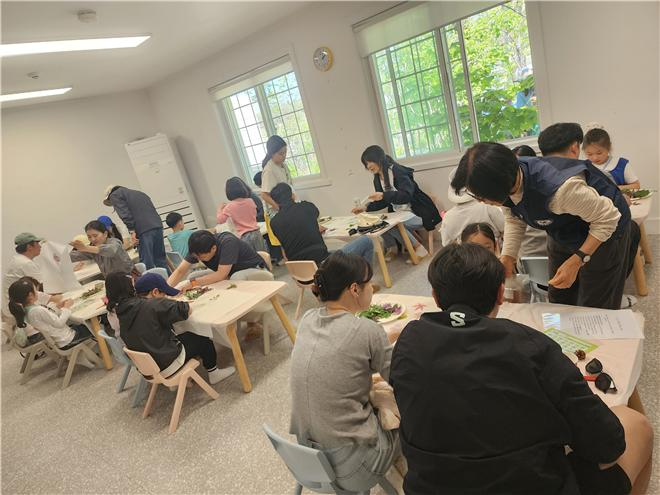 용산 드림랜드 행사에서 가족이 함께 손수건 자연물들이기에 참여하는 아름다운 모습 ⓒ홍지영 시민기자.jpg