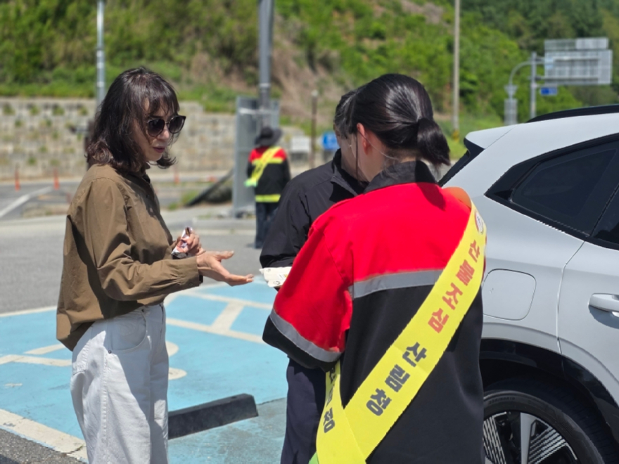 사진자료3_시민을 대상으로 산불예방 수칙을 안내하며 홍보활동을 펼치고 있다.jpg