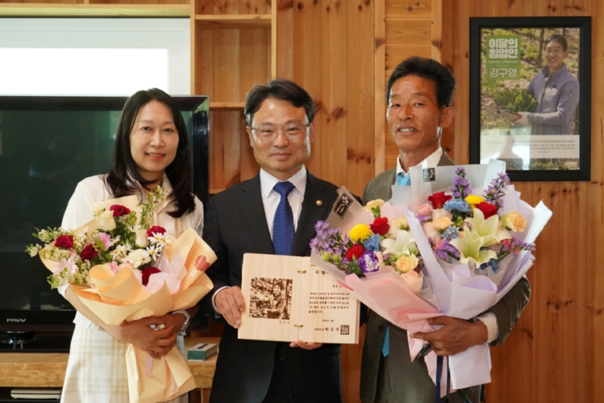 사진1.박은식 산림청장(가운데)이 7일 함양군 약초골 농원에서 이 달의 임업인에게 상패를 수여하고 있다..jpg