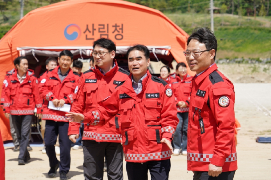 사진3.박은식 산림청장(오른쪽)이 7일 남부권산불방지센터를 방문해 산불 대응태세를 점검하고 있다..jpg
