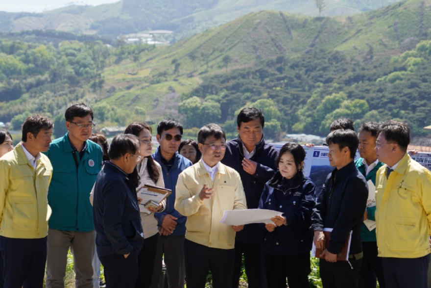 사진1.박은식 산림청장(앞줄 가운데)이 8일 충남 홍성군에서 산불피해지 조림복원 현장을 점검하고 있다.jpg