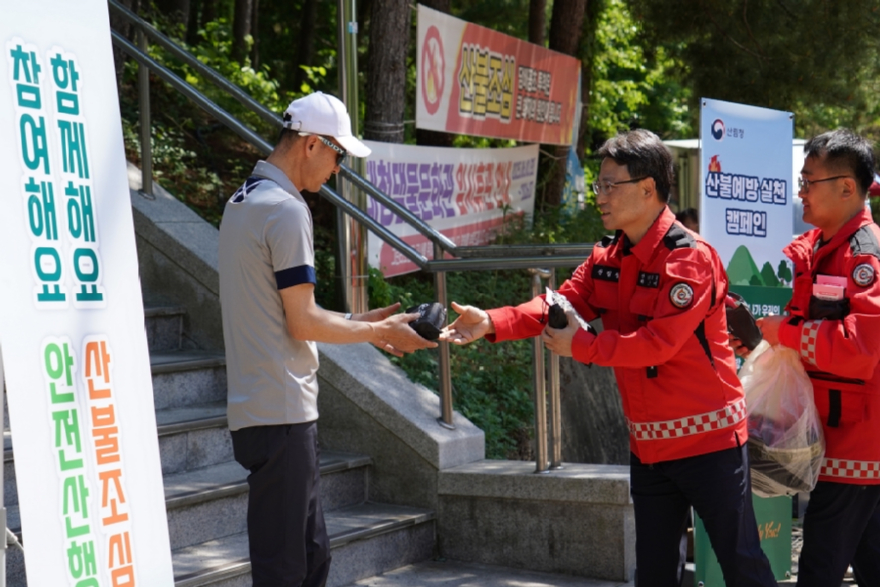사진2.박은식 산림청장(오른쪽 두번째)이 10일 대전광역시 대청호 로하스공원에서 나들이를 나온 시민들을 대상으로 산불예방 캠페인을 실시하고 있다..jpg