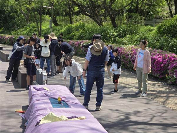 시민들이 죽방놀이 등 우리의 전통놀이를 즐기는 모습. 오남도시숲에서 사진제공.jpg