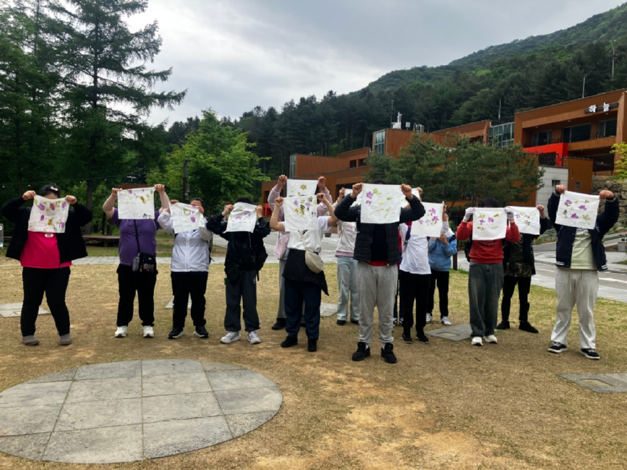 11일 춘천숲체원 아침못마당에서 장애청소년들이 자연물을 이용 손수건을 염색한 뒤 완성 작품을 들고 기념촬영을 하고 있다. 한국산림복지진흥원 국립춘천숲체원 제공.jpg