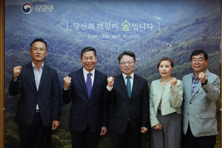 사진1.박은식 산림청장(가운데)과 정을수 한국목재합판유통협회장(왼쪽에서 두 번째)이 13일 불법·불량 수입 합판의 유통 차단을 위한 목재산업계 간담회에서 기념사진을 촬영하고 있다.jpg