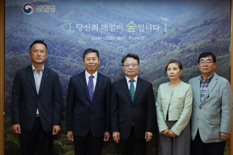 사진2.박은식 산림청장(가운데)과 정을수 한국목재합판유통협회장(왼쪽에서 두 번째)이 13일 불법·불량 수입 합판의 유통 차단을 위한 목재산업계 간담회에서 기념사진을 촬영하고 있다.jpg