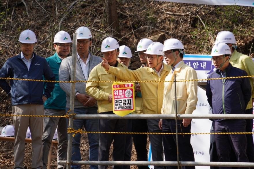 사진2.박은식 산림청장(오른쪽에서 세번째)이 15일 충청남도 논산시에 위치한 사방댐 사업지를 점검하고 있다.jpg