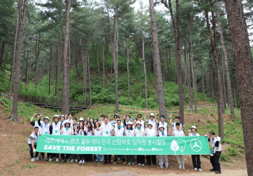 18일 춘천숲체원 잣나무숲에서 양 기관 직원들이 기념 사진을 찍고 있다. 한국산림복지진흥원 국립춘천숲체원 제공 .JPG