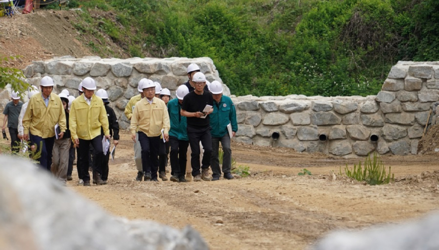 사진1.박은식 산림청장(가운데)이 19일 충청북도 보은군 산림유역관리 사업지를 찾아 추진상황을 점검하고 있다.jpg