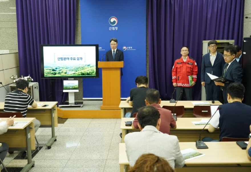 사진1._박은식_산림청장이_27일_국민주권정부_1년__산림분야_주요_성과_브리핑을_하고_있다.jpg