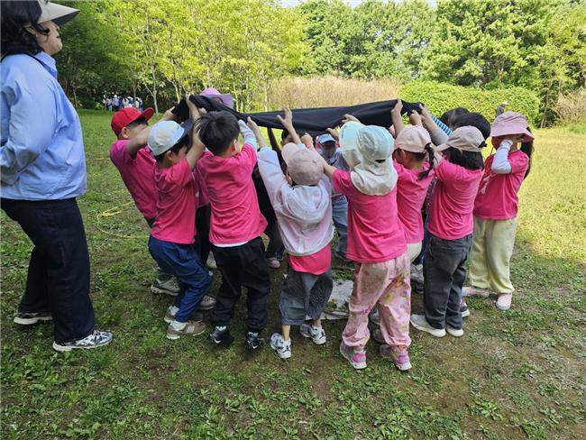 아이들이 산불로 인한 피해를 극복하고 힘을 모아 새롭게 다짐하는 모습(사진제공 = 고양동유아숲체험원).jpg