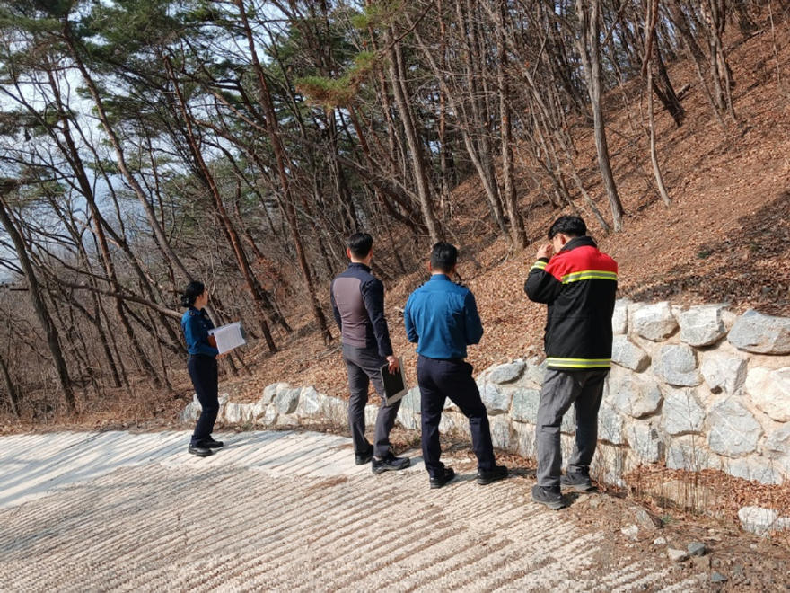 사진1_ 임도 주변 사면의 낙석 및 붕괴 위험을 합동 점검중이다.jpg