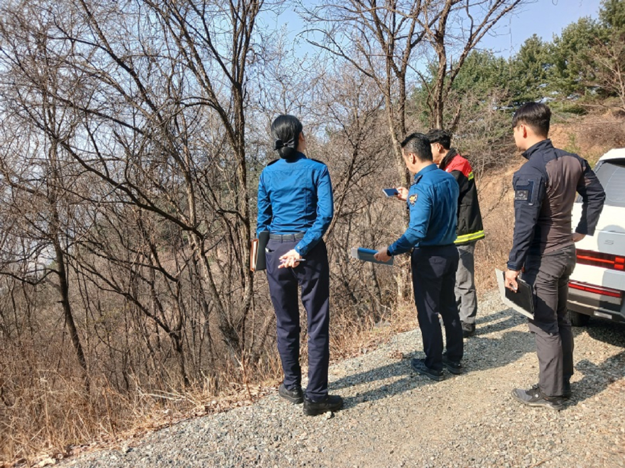 사진4_ 산악훈련 구간 인접 임도의 전도목 및 낙석 위험 요인을 면밀히 살피고 있다.jpg