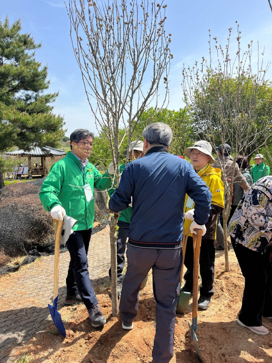 사진2.산림청은 23일 경기 파주 남북산림협력센터에서 문학인과 함께하는 탄소중립 나무심기 행사를 개최했다.jpg