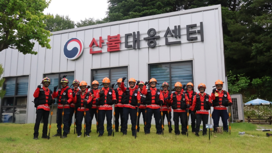 사진2._산림청은_동부지방산림청_산불진화대원을_대상으로_산불진화장비_시제품을_보급하고_기념_사진을_촬영하고_있다.jpg