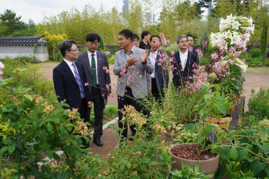 사진2.박은식 산림청장(왼쪽에서 첫번째)이 28일 2026 대한민국 정원식물 당선작 및 출품작 전시 현장을 시찰하고 있다.jpg