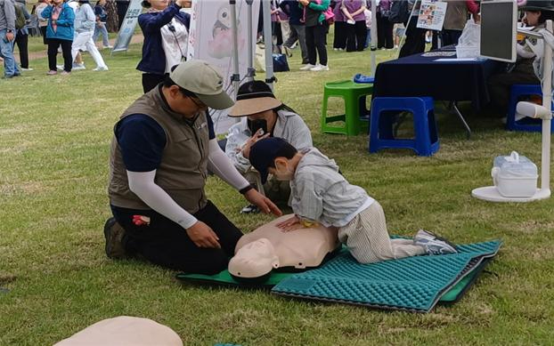 탐방객 대상 심폐소생술(CPR) 교육.jpg