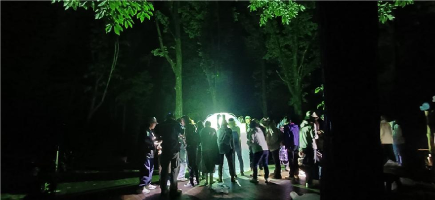지난 5월, 국립진안고원산림치유원(전북 진안군)에서 산림복지전문가들이「낮에는 새, 밤에는 곤충(숲생태 관찰과정)」교육훈련에 참여하고 있다. 한국산림복지진흥원 국립진안고원산림치유원 제공.jpg