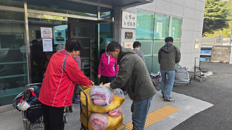 사진1.국립자연휴양림 유지보수전담반 이불빨래 세탁봉사(이불수거).jpg