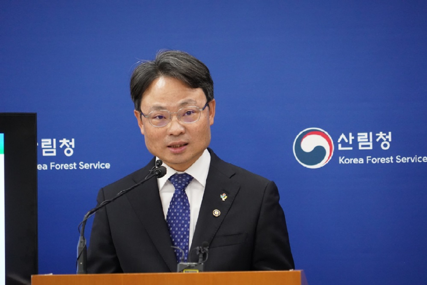사진3._박은식_산림청장이_10일_정부대전청사에서_‘제3차_정원진흥기본계획(2026~2030)’을_발표하고_있다.jpg
