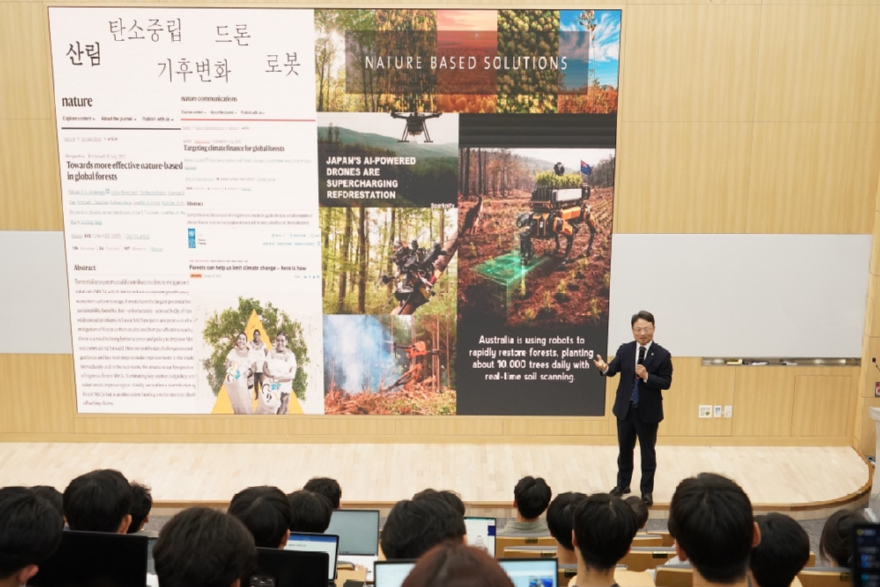 사진2. 박은식 산림청장이 16일 서울대학교 산림과학부 학생들을 대상으로 ‘산림에 미래가 있다.’는 주제로 특별강연을 하고 있다.jpg