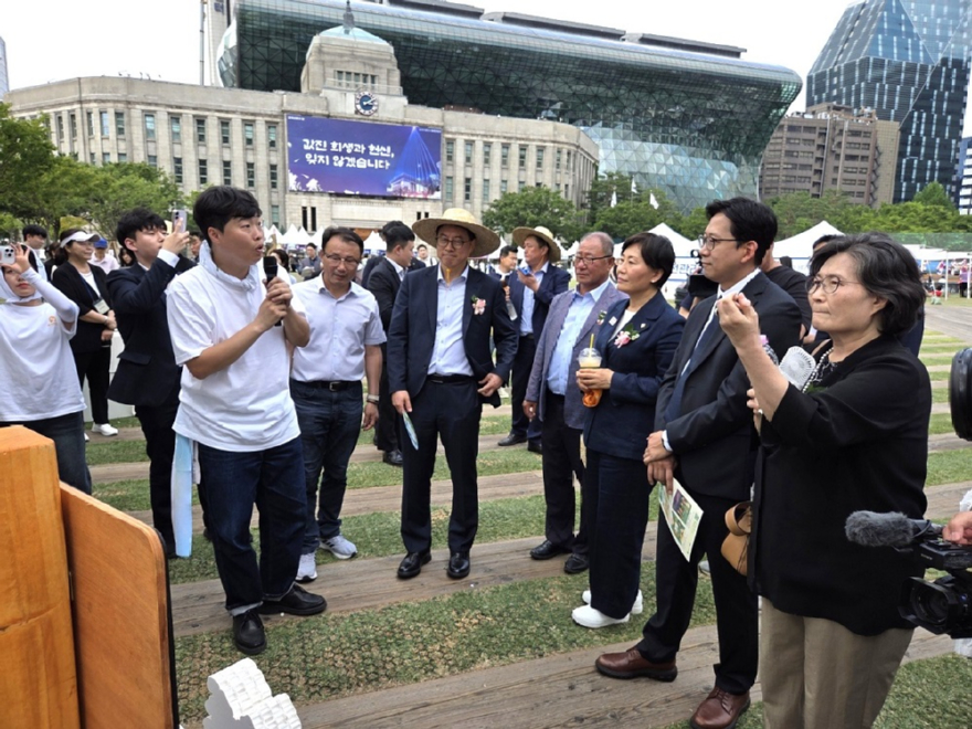 사진2. 임하수 산림청 차장(앞줄 왼쪽에서 세번째)이 송미령 농림축산식품부 장관(앞줄 오른쪽에서 세번째)과 동서트레일 홍보 부스를 순람하며 관계자로부터 설명을 듣고 있다.jpg