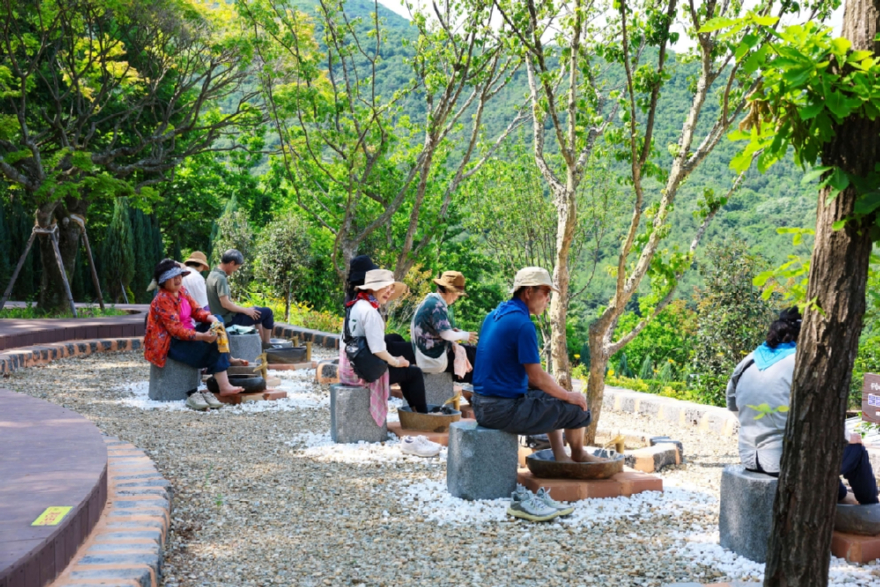 포토뉴스1-2. 황톳길을 걸은 후 세족장에서 발을 씻으며 멋진 풍광을 즐기고 있다.jpg