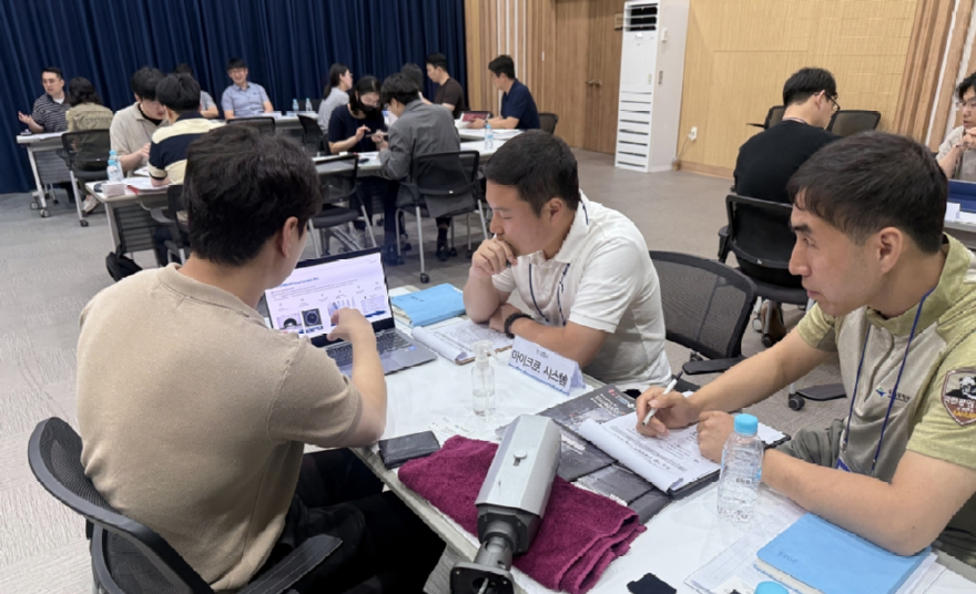 참여 기업과 구매 담당자 간 상담.jpg